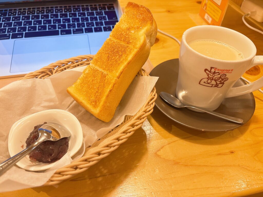 ミルクコーヒー たっぷりサイズ(HOT) と 山食パン+バター+コメダ特製おぐらあん